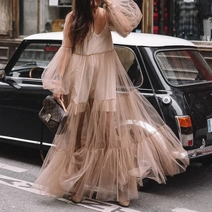 Robe en tulle champagne avec jupe à volants et manches lanterne élégantes pour femme
