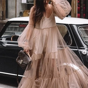 Robe longue en tulle à col en V avec manches bouffantes et jupe en maille transparente