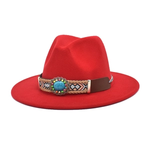 Dettaglio del cappello fedora rosso con fascia etnica in turchese e fibbia argentata