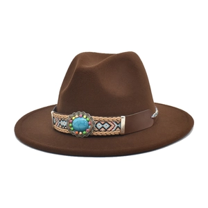 Cappello fedora in lana marrone scuro con fascia bohémien con perline su sfondo bianco