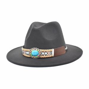 Dettaglio cappello fedora in lana grigia con fascia etnica e pietra turchese