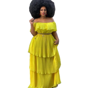 Gelbes schulterfreies plissiertes Chiffon-Maxikleid mit Metallkettengürtel für den Strand