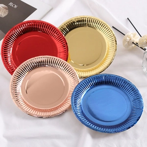 Piatti di carta usa e getta metallizzati in rosso, oro, oro rosa e blu per feste