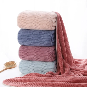 Thickened coral fleece bath towel set with honeycomb texture and high water absorption