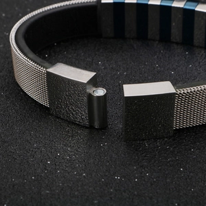 Silbernes Edelstahl-Mesh-Armband für Herren mit Magnetverschluss und blauem Akzent