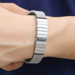 Mode-Armband für Herren aus Edelstahlgewebe und polierten Blöcken am Handgelenk