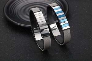 Detailaufnahme von zwei minimalistischen Edelstahl-Armbändern mit Mesh-Band und Lederfutter