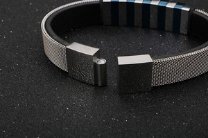 Makroaufnahme des Magnetverschlusses und des Edelstahlgeflechts am Herrenarmband