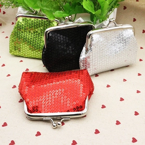 Detail van pailletten portemonnees in rood, zwart, zilver, groen met metalen kliksluiting