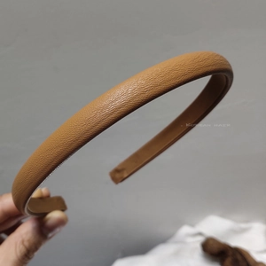 Detailansicht des braunen PU-Leder-Haarreifs mit strukturierter Narbung und schmalem Design
