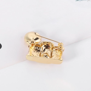 Vintage gold camera brooch pin with detailed alloy enamel for fashion accessories