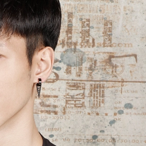 Clou d'oreille triangle noir pour homme en acier inoxydable au design ajouré