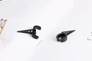Détail de boucles d'oreilles clips triangle en acier inoxydable noir mat pour hommes