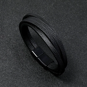 Vista detallada de la pulsera de cuero negro multicapa con cierre magnético