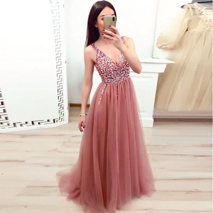 Robe de soirée rose à col en V avec paillettes argentées et jupe en tulle multicouche