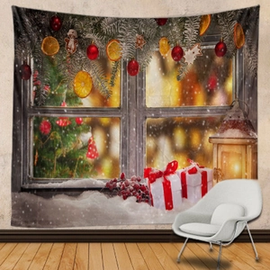 Arazzo natalizio con finestra innevata, albero decorato e lanterna vintage con luce calda