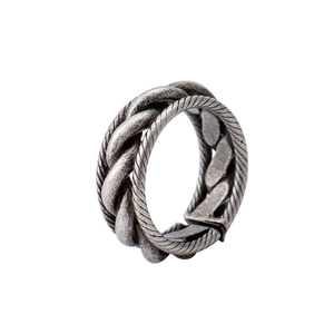 Bague torsadée vintage en acier titane argenté oxydé au design minimaliste chic