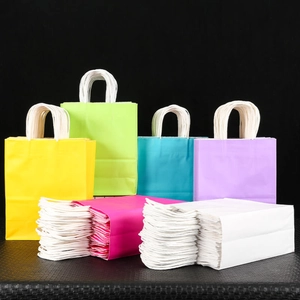 Bunte Geschenktüten aus Papier mit gedrehten Griffen, offen und gefaltet gezeigt