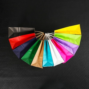 Bunte Kraftpapiertüten mit gedrehten Griffen in verschiedenen Farben in fächerförmiger Anordnung