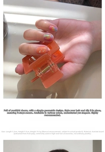 Detail showing dimensions of leopard print acetate hair claw clip 5.2x5.5cm 19.3g