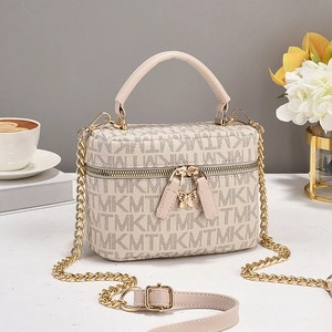 Sac bandoulière crème en forme de boîte avec imprimé monogramme et pendentif papillon