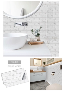 Vue détaillée des carreaux muraux 3D adhésifs texture marbre blanc Piano pour salle de bain