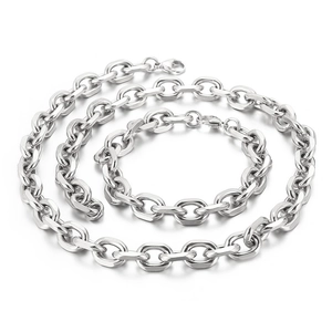 Set collana e bracciale a catena in acciaio inossidabile lucido su sfondo bianco