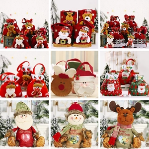 Vielfalt an festlichen Weihnachtsgeschenktüten mit Weihnachtsmann, Schneemann und Rentier
