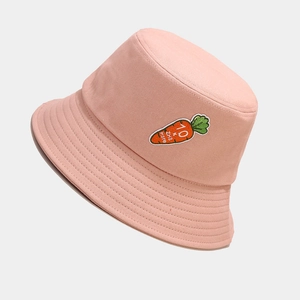 Dettaglio del ricamo a carota su un cappello a secchiello in cotone rosa con cuciture fini