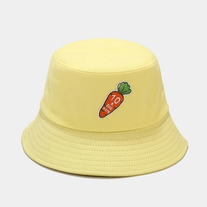 Dettaglio cappello alla pescatora in cotone giallo con ricamo carota e scritta Hare