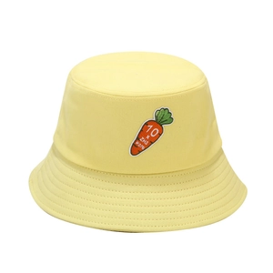 Cappello pescatore in cotone giallo chiaro con ricamo carota e tesa rinforzata