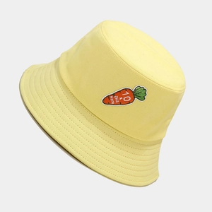 Cappello a secchiello giallo in cotone con ricamo a carota e cuciture di qualità