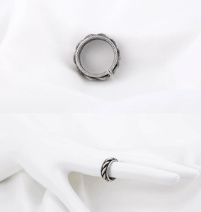 Détail de la texture tressée vintage sur bague en acier titane argenté au fini antique