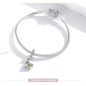 Detail of s925 silver snake chain bracelet featuring alpaca charm and cat-shaped clasp