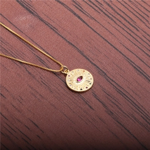 Kreative Evil Eye Goldanhänger Halskette mit rotem Auge und bunten Steinen auf Holz