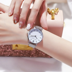 Montre minimaliste pour femme avec bracelet en maille argentée et cadran blanc épuré