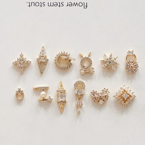 Set di ciondoli per nail art dorati con zirconi micro-incastonati e perle eleganti