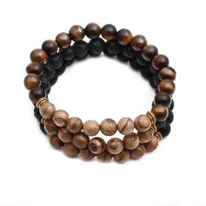 Kralenarmband met 8mm wengéhout, tijgeroog en vulkanische steen op witte achtergrond