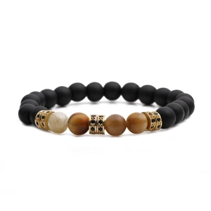 Bracciale in occhio di tigre da 8mm e perle nere opache con distanziatori dorati su sfondo bianco
