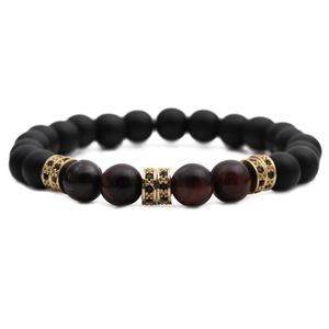 Dettaglio del bracciale con perle occhio di tigre 8mm, pietre opache e distanziali oro