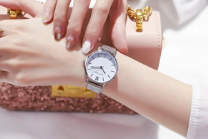 Montre en maille milanaise argentée avec cadran blanc et détail du chiffre romain XII