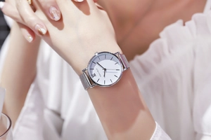 Vue détaillée du bracelet milanais en argent pour montre femme avec cadran romain