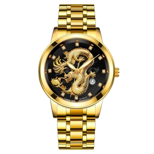 Montre homme dorée avec cadran noir, relief de dragon en 3D et guichet de date
