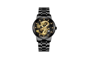 Détail d'une montre homme noire avec relief de dragon doré et index en diamants sertis