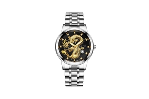 Détail du cadran de montre argenté avec dragon doré et index en cristal brillant
