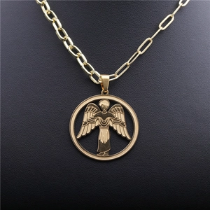 Collier avec pendentif ange rond doré et chaîne en acier inoxydable sur fond noir