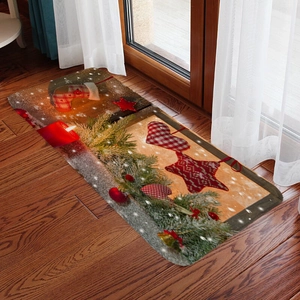 Tappetino natalizio in flanella con candele e motivo di aghi di pino su pavimento in legno