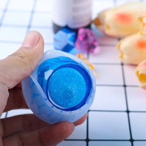 Makroaufnahme der transluzenten rautenförmigen Silikonform für DIY-Harzschüsseln