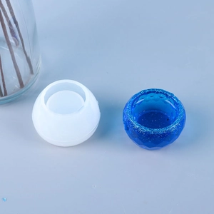 Makro-Detail der geometrischen Harzform und der fertigen Schale mit blauem Glitzer-Effekt