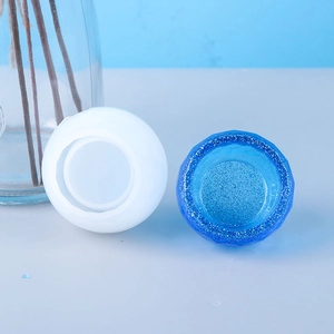 Silikonform für Rauten-Schale mit funkelndem blauem Harzbehälter in Diamantschliff-Optik
